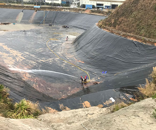 岳普湖废水池清理