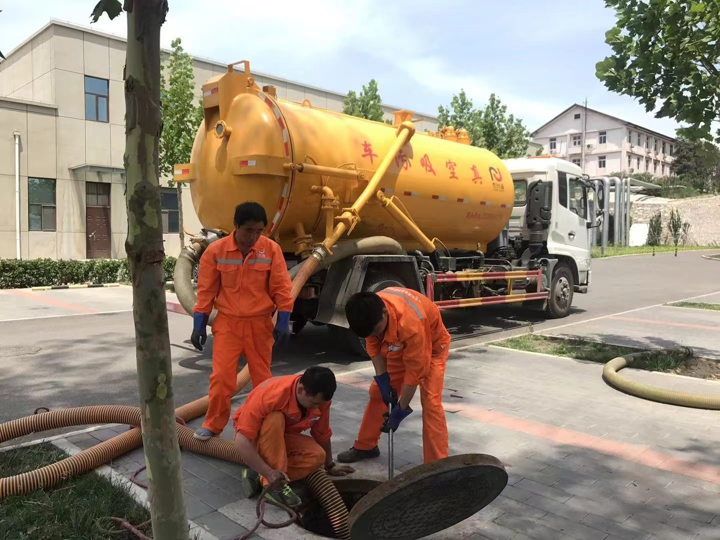 岳普湖管道疏通车停在窨井附近