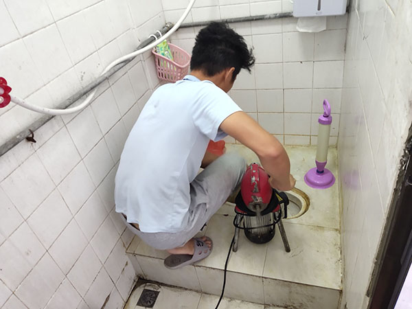 岳普湖管道堵塞冒臭气 专业师傅现场解决问题