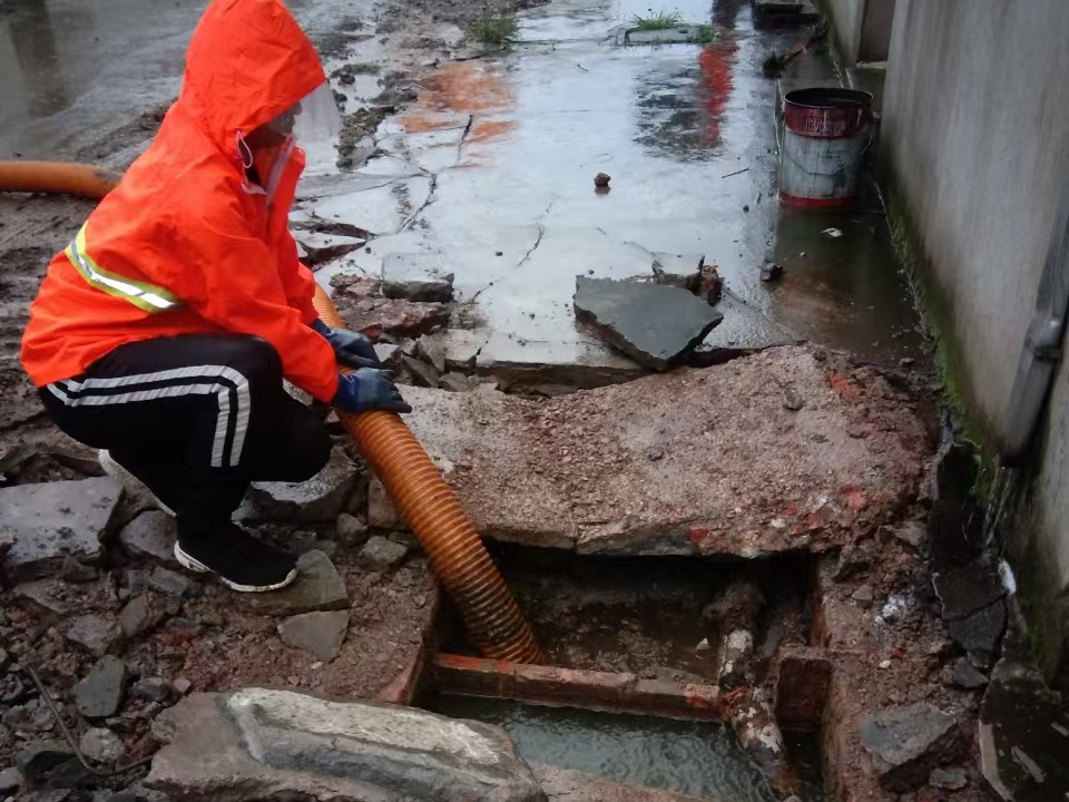 岳普湖专业清理污水池 炜誉市政以规范流程守护城市 “肠道”