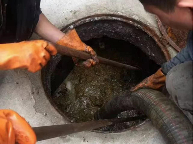 岳普湖清理化粪池时如何避免沼气的危害？